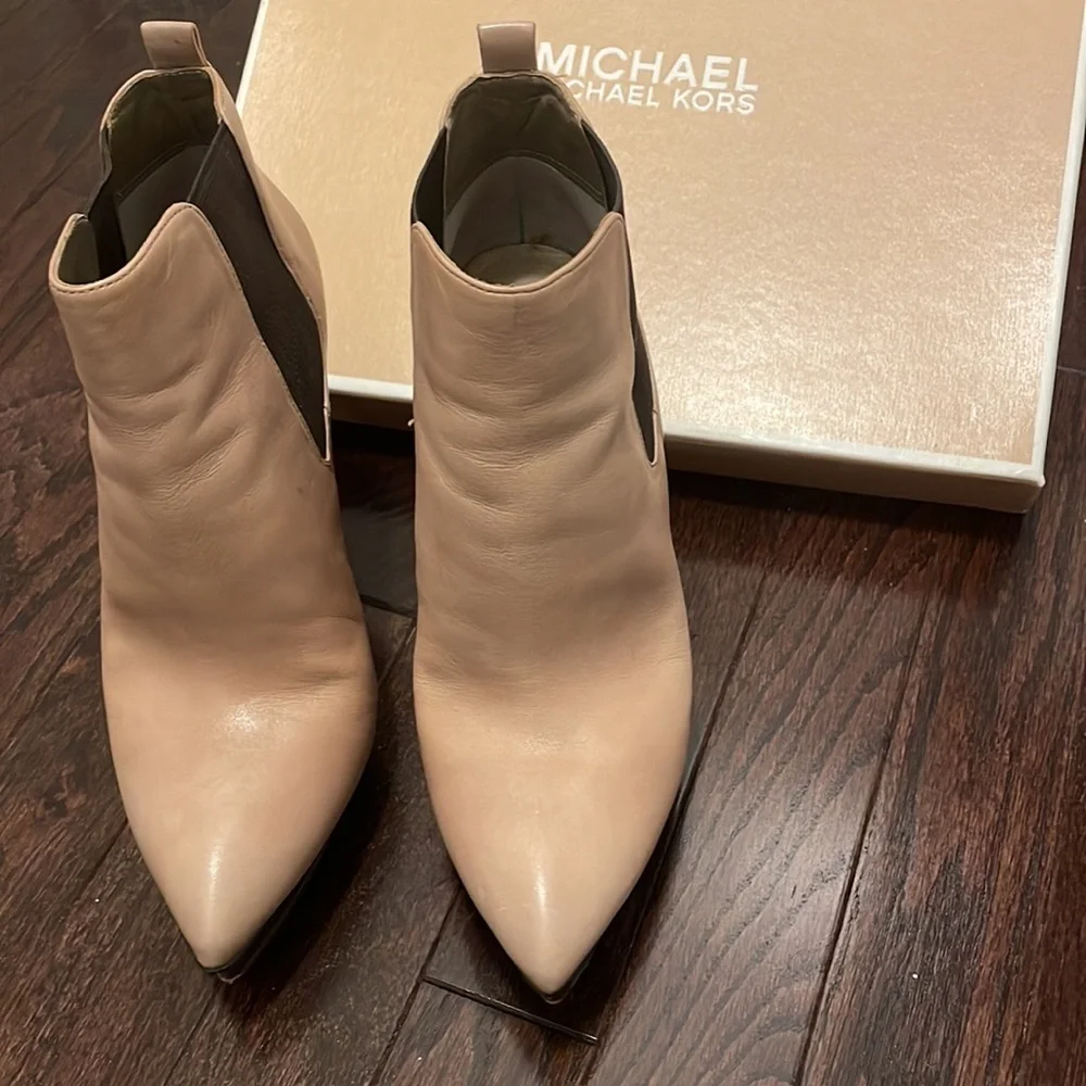 Michael Kors Meadow Booti Khaki color size 7.5
